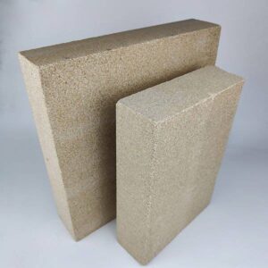 Energy-saving vermiculite insulation board for electrolytic cells